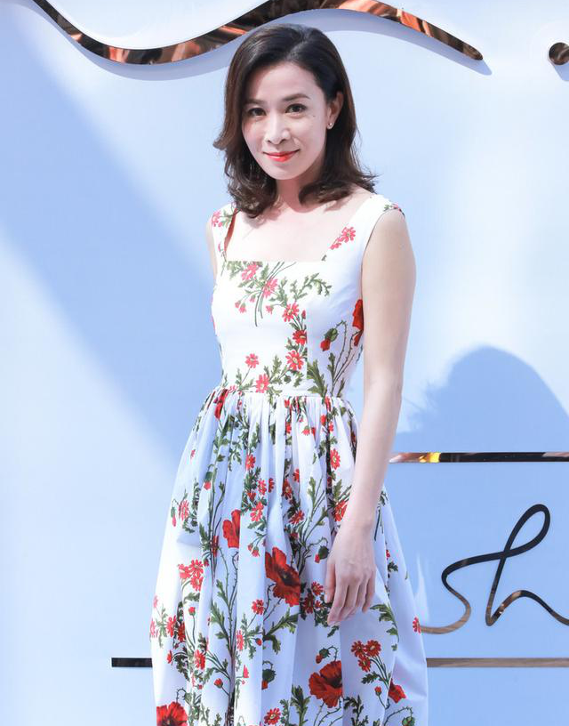 佘诗曼年赚过亿开豪车,摇滚装扮亮相街头似少