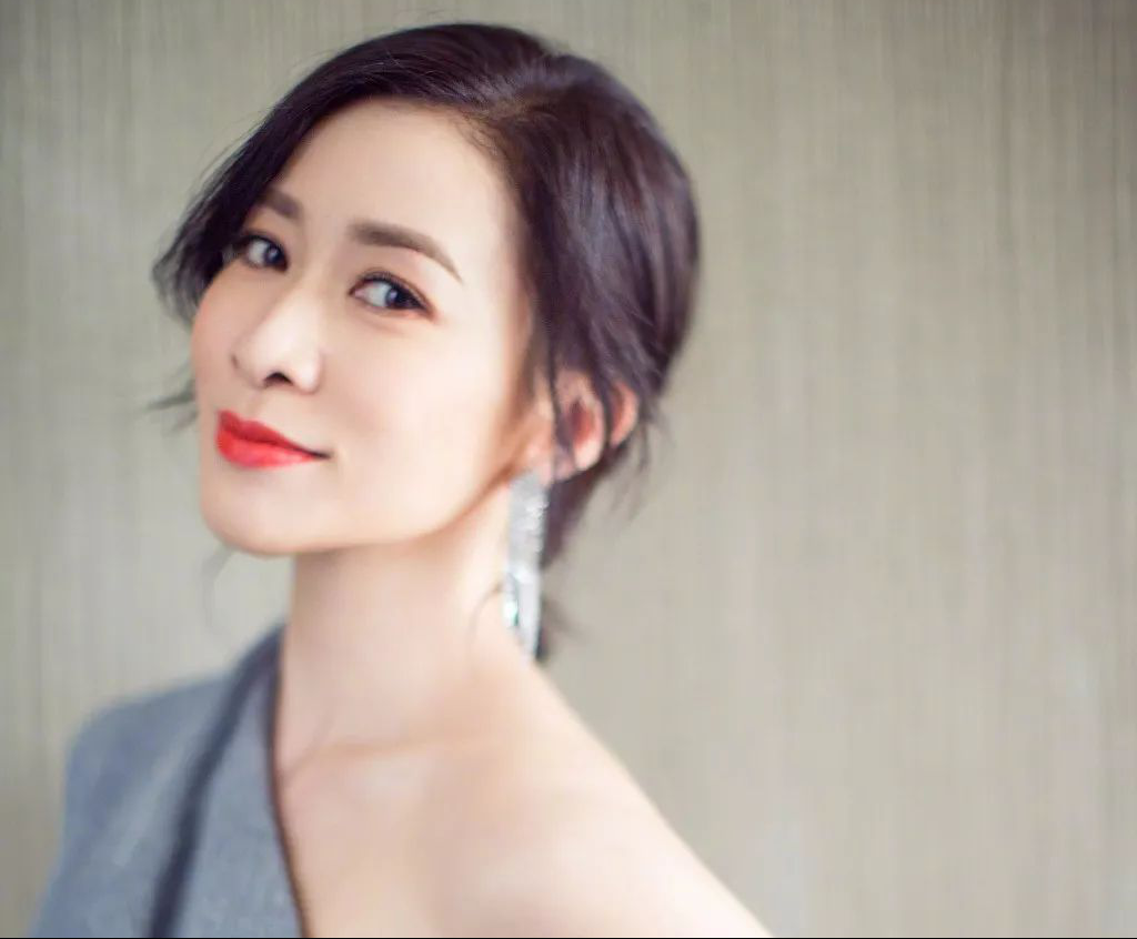 佘诗曼年赚过亿开豪车,摇滚装扮亮相街头似少