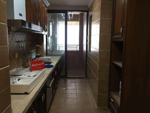 佘诗曼年赚过亿开豪车,摇滚装扮亮相街头似少