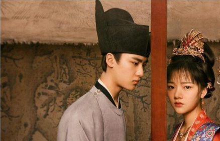 成毅拆CP黑料遭起底,和大粉亲密接触,私聊记录