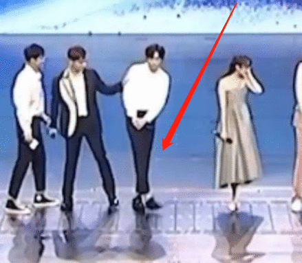 成毅拆CP黑料遭起底,和大粉亲密接触,私聊记录