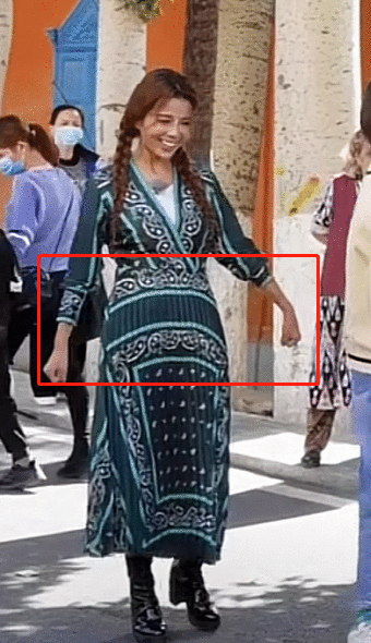 47岁朱迅被疑高龄怀二胎,录节目腹部微隆,身体