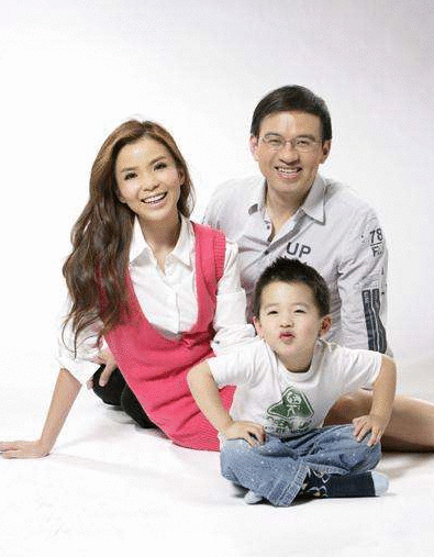 47岁朱迅被疑高龄怀二胎,录节目腹部微隆,身体