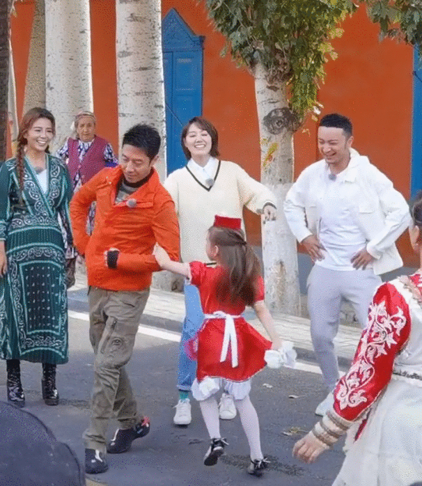 47岁朱迅被疑高龄怀二胎,录节目腹部微隆,身体