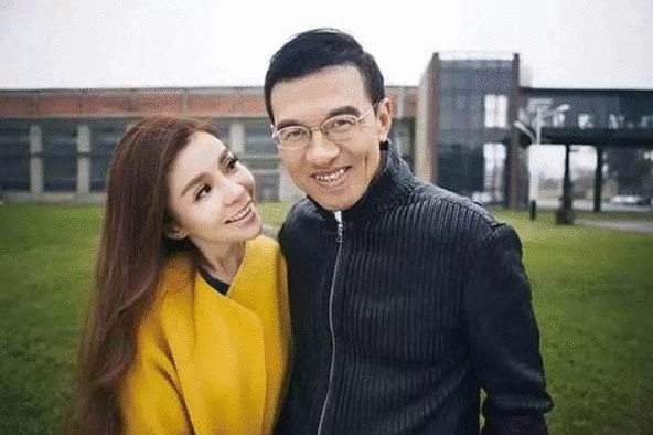 47岁朱迅被疑高龄怀二胎,录节目腹部微隆,身体