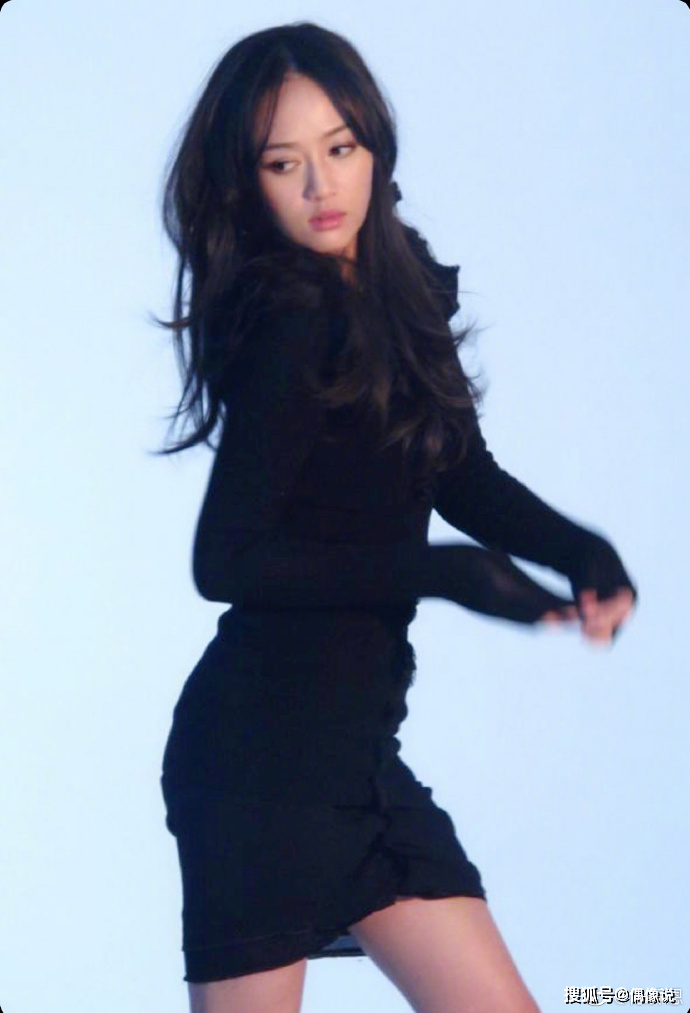 陈乔恩庆祝出道19周年,戴皇冠自拍像公主,41岁