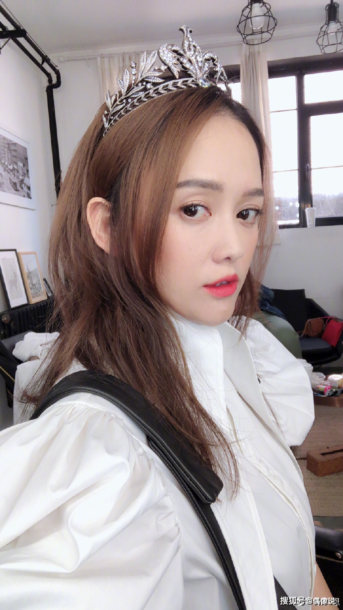陈乔恩庆祝出道19周年,戴皇冠自拍像公主,41岁