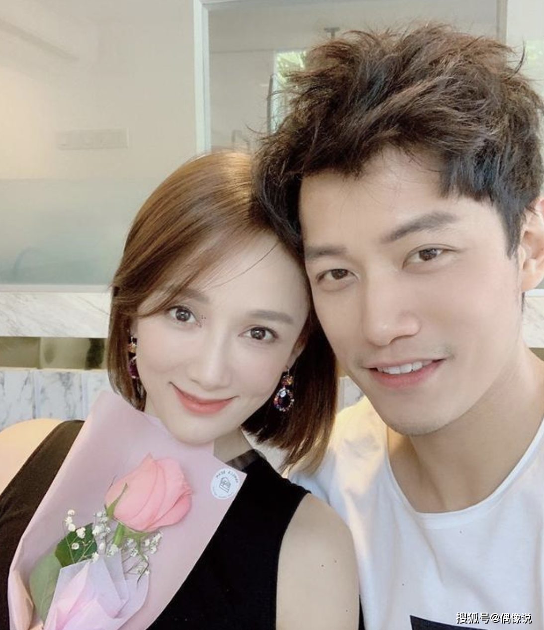 陈乔恩庆祝出道19周年,戴皇冠自拍像公主,41岁