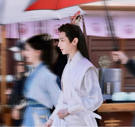 《皓衣行》导演好心机,杀青照罗云熙满脸褶皱