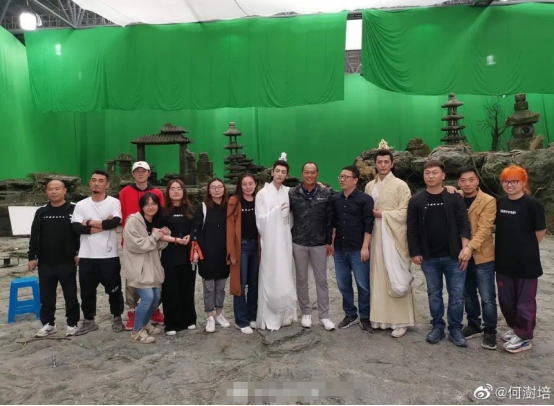 《皓衣行》导演好心机,杀青照罗云熙满脸褶皱