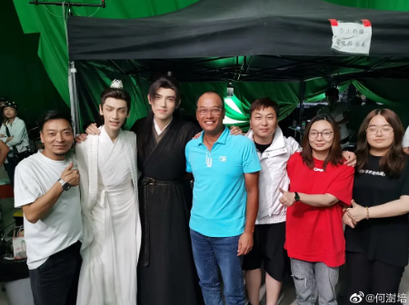 《皓衣行》导演好心机,杀青照罗云熙满脸褶皱