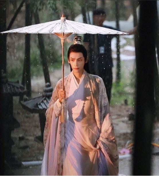 《皓衣行》导演好心机,杀青照罗云熙满脸褶皱