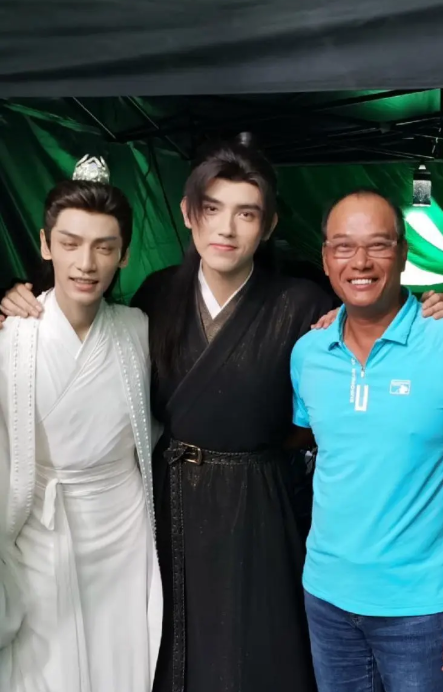 《皓衣行》导演好心机,杀青照罗云熙满脸褶皱