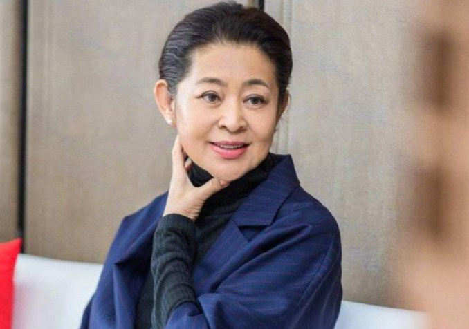 51岁陈红亮相电影节,现场未修图曝光老态明显,