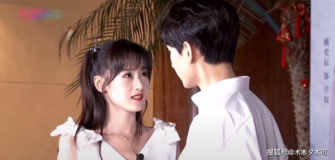 导演安排真亲,大大方方营业挺好的,比邓伦杨