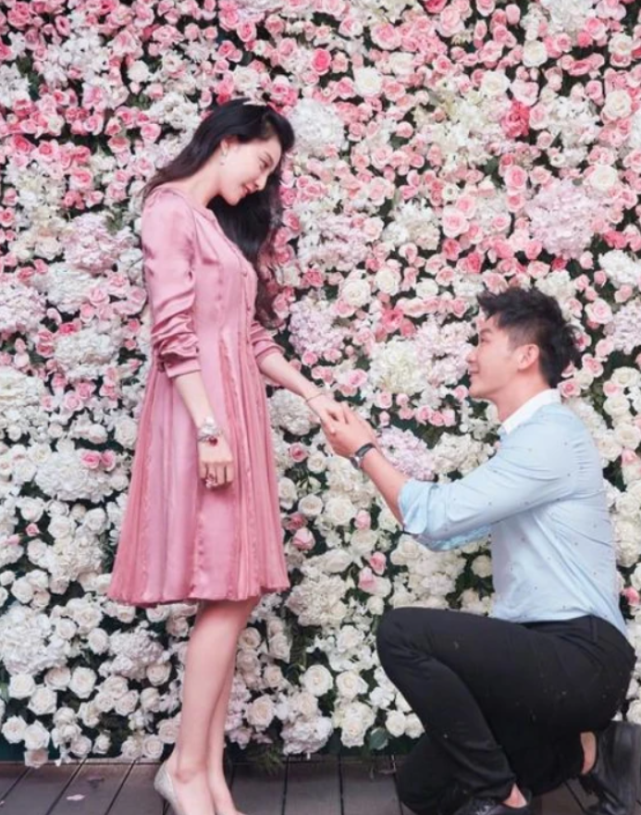 范冰冰晒照感谢朋友祝福,无名指鸽子蛋钻戒抢