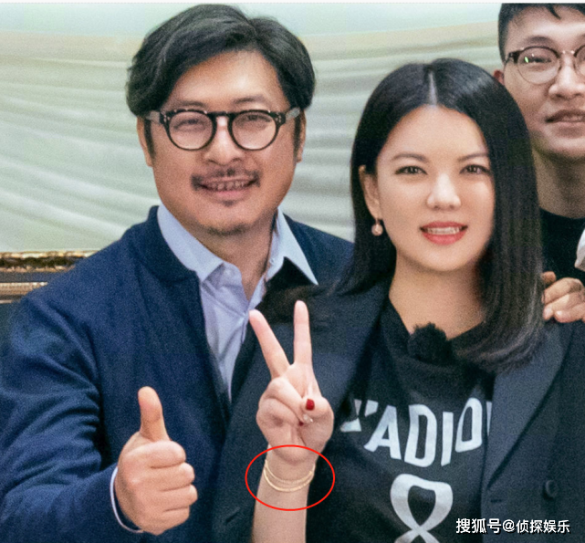 真瘦了?李湘为女儿缝校服到凌晨母爱满满,晒