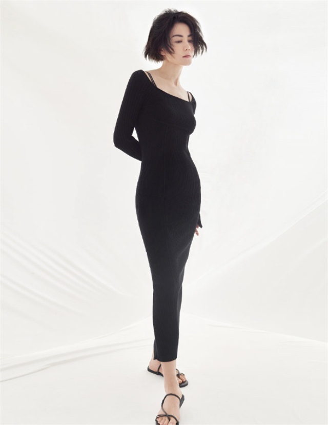 51岁王菲最新写真曝光,皮肤紧致看不出年龄感,