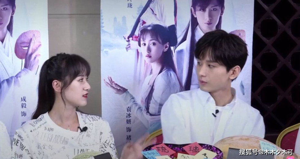 导演安排真亲,大大方方营业挺好的,比邓伦杨