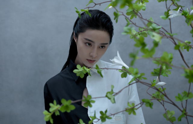 范冰冰晒照感谢朋友祝福,无名指鸽子蛋钻戒抢