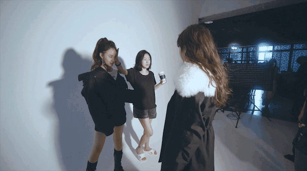 小s两个大女儿再度合体拍大片,灿烂笑容比高冷