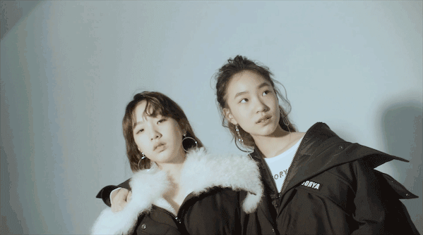 小s两个大女儿再度合体拍大片,灿烂笑容比高冷