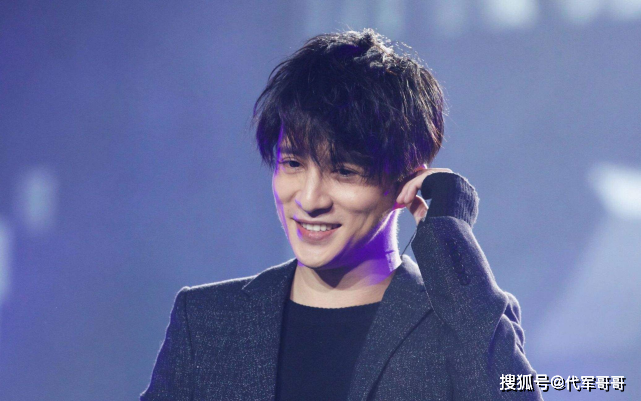 演唱时不慎摔下舞台的明星,黄龄腿部淤青,林