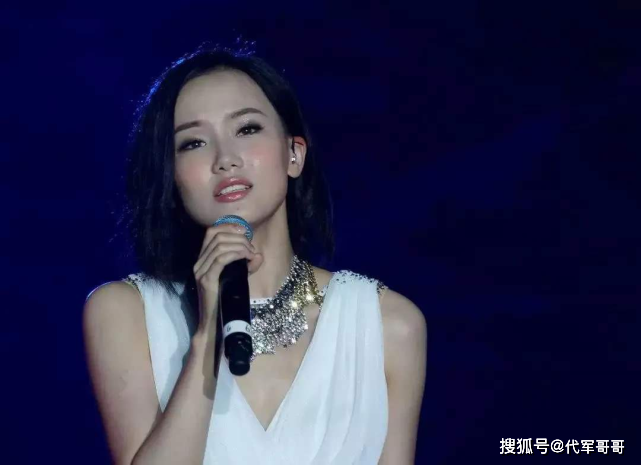 演唱时不慎摔下舞台的明星,黄龄腿部淤青,林