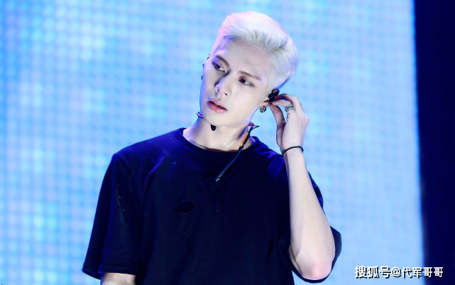 演唱时不慎摔下舞台的明星,黄龄腿部淤青,林