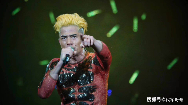 演唱时不慎摔下舞台的明星,黄龄腿部淤青,林