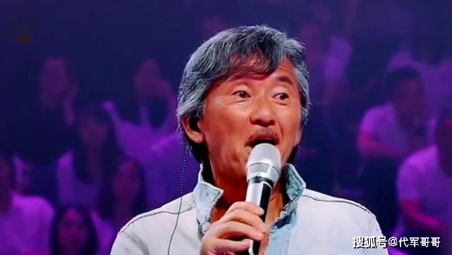 演唱时不慎摔下舞台的明星,黄龄腿部淤青,林