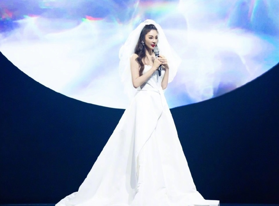 投票截止后,张雨绮亲友团陆续上线,李诞连她