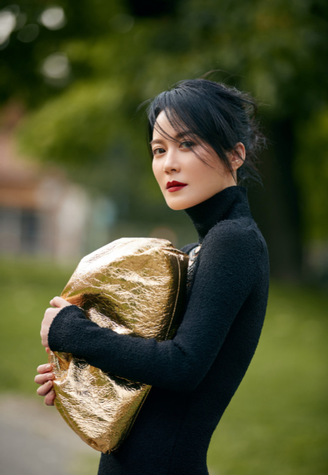 49岁俞飞鸿演《第一炉香》脸歪苹果肌僵硬,被质