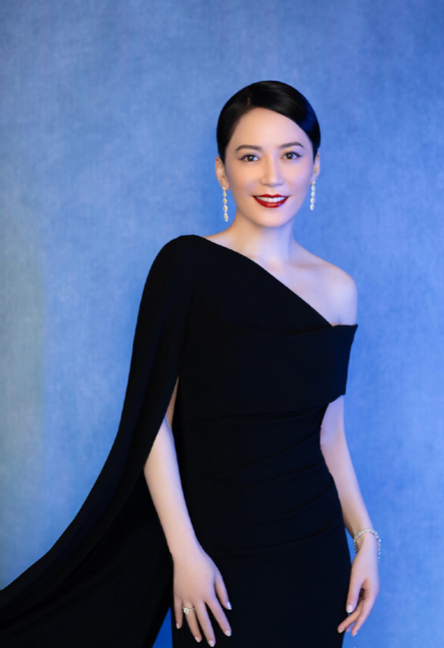 49岁俞飞鸿演《第一炉香》脸歪苹果肌僵硬,被质