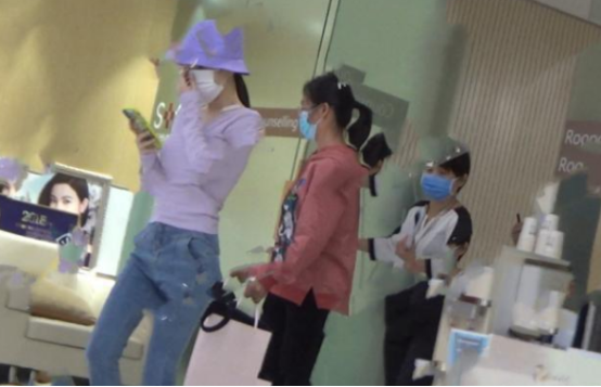 李小璐被拍现身整形医院,不断拉口罩怕被认出