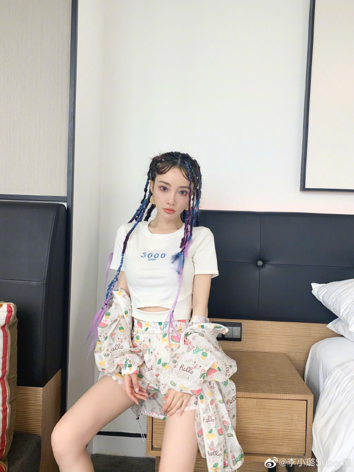 李小璐被拍现身整形医院,不断拉口罩怕被认出