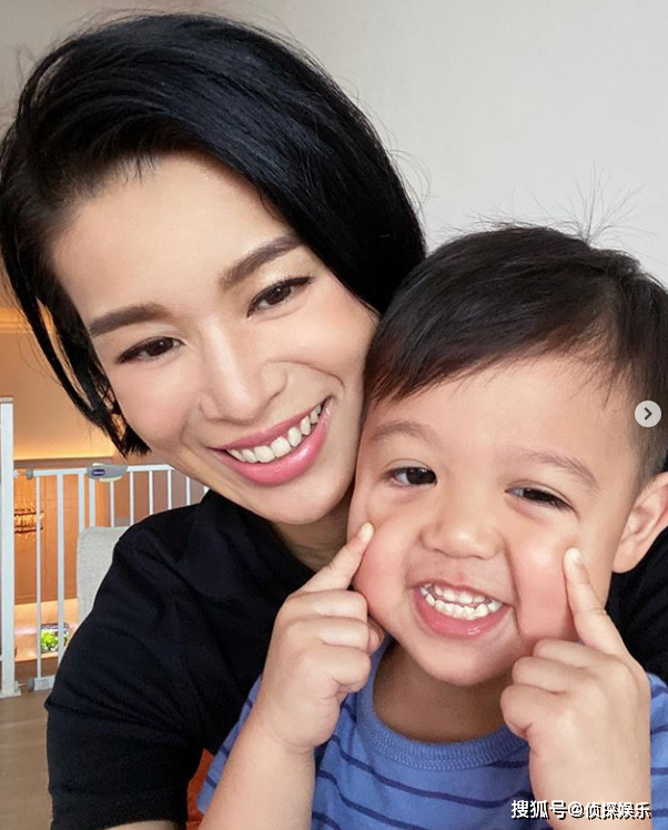 胡杏儿老公晒儿子萌照,奕霆选到心仪美食变害