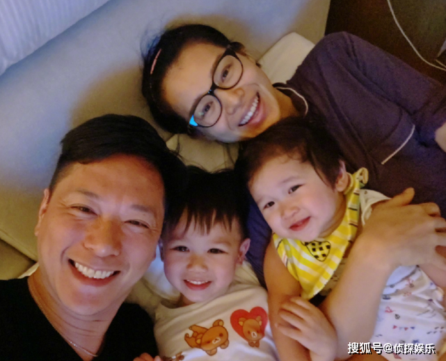 胡杏儿老公晒儿子萌照,奕霆选到心仪美食变害