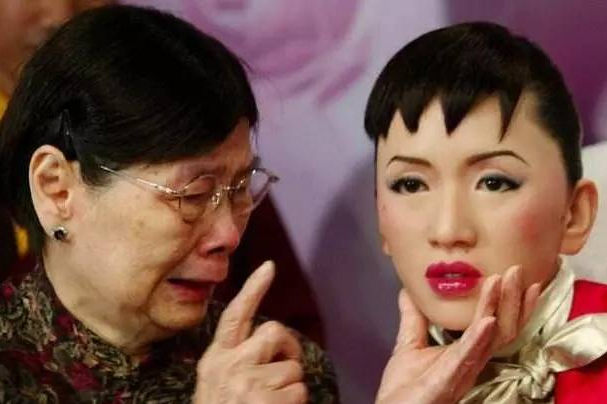 为什么梅艳芳宁愿把遗产捐了也不留给母亲?