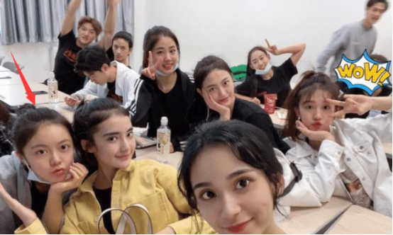 张子枫长相太短板,与同学合影站C位都不起眼,