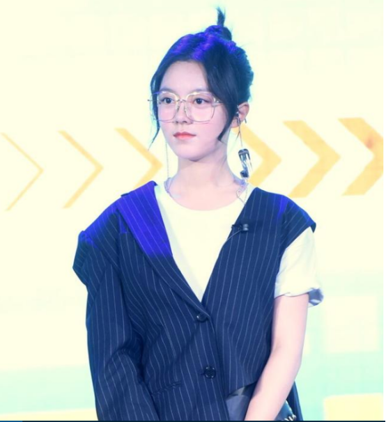 张子枫长相太短板,与同学合影站C位都不起眼,