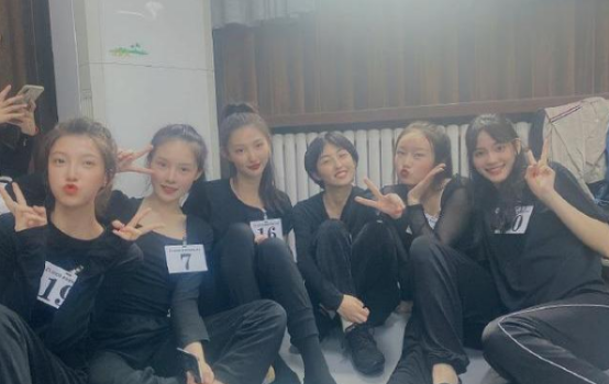 张子枫长相太短板,与同学合影站C位都不起眼,