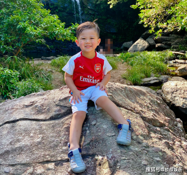 胡杏儿老公晒儿子萌照,奕霆选到心仪美食变害