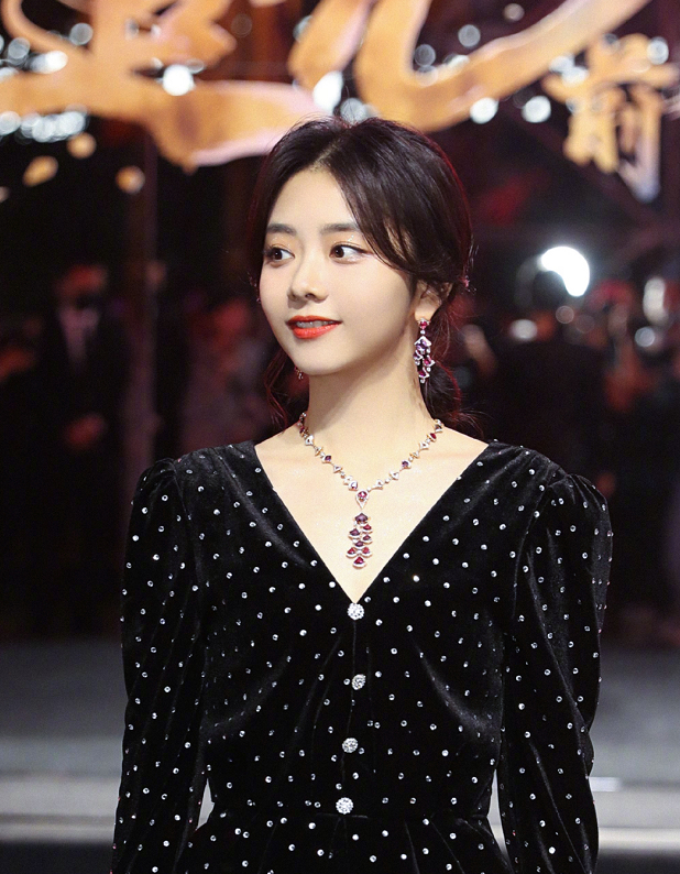 “谭松韵状态”登热搜榜首,生图中腿粗又短,