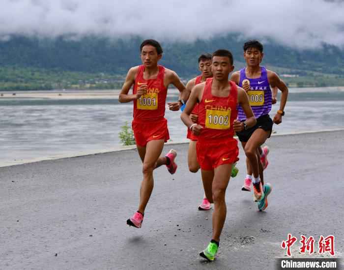 图为中国国家马拉松队(西藏组)运动员多布杰(左一)在比赛中。西藏自治区体育局 供图 中国国家马拉松队(西藏组)半马通讯赛林芝开赛