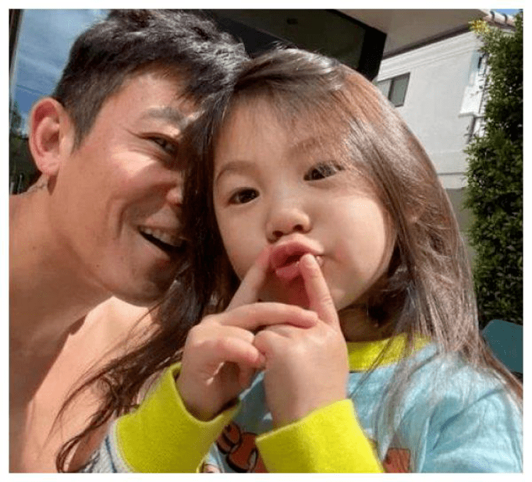 陈冠希晒3岁女儿近照:艳照门过去12年,他还好