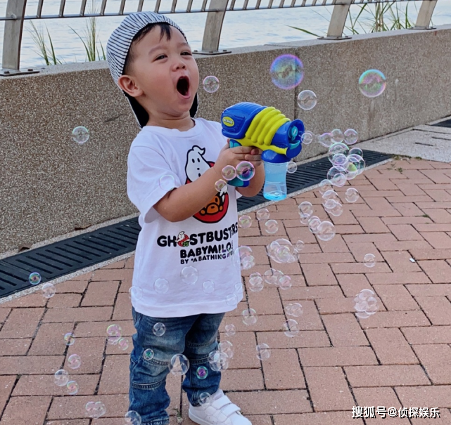 胡杏儿老公晒儿子萌照，奕霆选到心仪美食变害