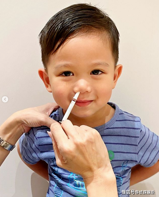 胡杏儿老公晒儿子萌照，奕霆选到心仪美食变害