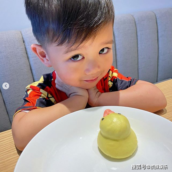 胡杏儿老公晒儿子萌照，奕霆选到心仪美食变害