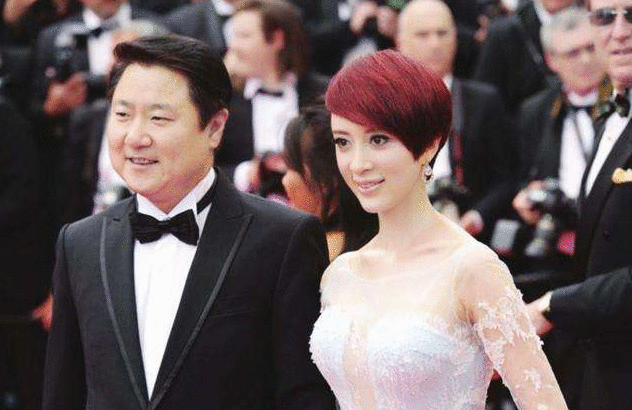 大佬聚餐！奶茶妹小鸟依人，章子怡气场依旧，